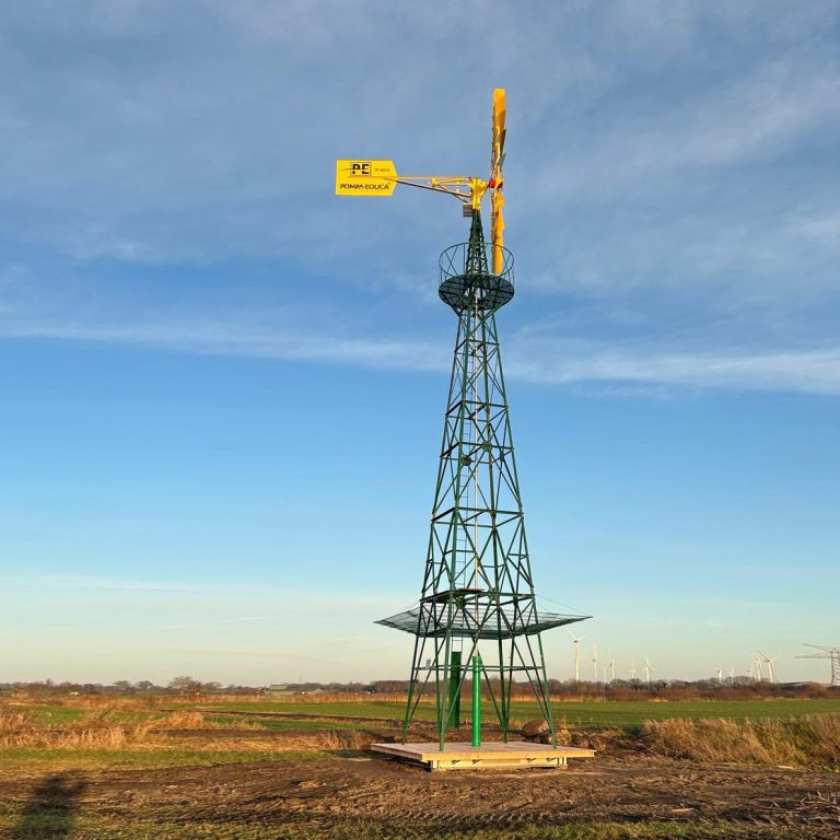 Windwasserpumpe dreht sich mit dem Wind, hier von der Seite gesehen