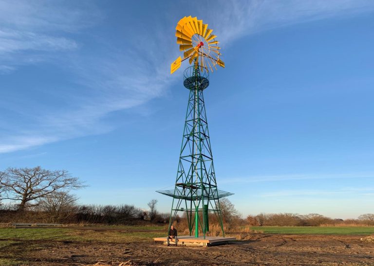 Windwasserpumpe am Sibstiner Graben im Winter mit Person auf der Plattform